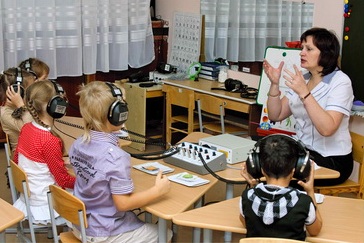Детский сад для слабослышащих. Глухие дети в школе. Дети с нарушением слуха в школе. Дети с нарушением слуха в садике. Детский сад для детей с нарушением слуха.