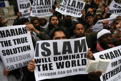 Описание: C:UsersИнна БорисовнаDesktopmuslims-carrying-banners-declaring-islam-will-dominate-the-world-protest-at-the-visit-of-mr-wilders-to-the-uk.jpg